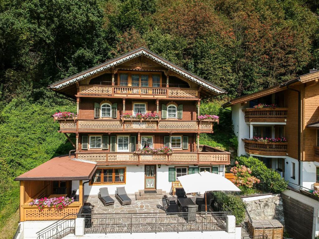 Das Chalet Dorfbäck ist für Gruppen mit 12-13 Personen geeignet und liegt am Rande von Stumm im Zillertal,  14 km von Mayrhofen sowie 5 km von der Skiarea Zillertal Arena in Zell am Ziller entfernt. Im Chalet Dorfbäck steht Ihnen eine eigene Sauna zur Verfügung.