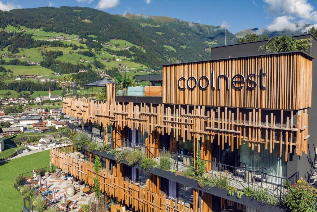 Das Hotel Coolnest in Ramsau im Zillertal bietet Unterkünfte mit einem Außenpool, einem Fitnesscenter und einem Garten. Dieses 4-Sterne-Hotel bietet kostenfreies WLAN, eine Verkaufsstelle für Skipässe und eine Gemeinschaftslounge. Das Hotel Coolnest verfügt über eine Terrasse und Bergblick. Genießen Sie eine Mahlzeit im Restaurant oder ein Getränk an der Bar.