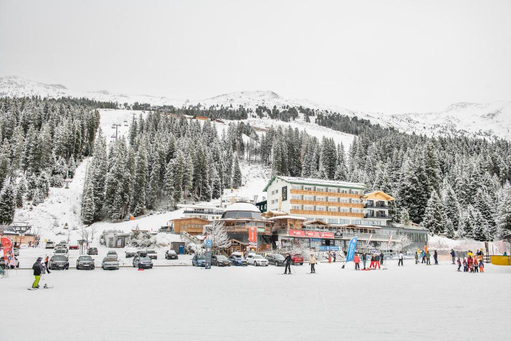 Berghotel Hochfügen im Zillertal 1 Das Berghotel Hochfügen liegt im Skigebiet Hochfügen im Zillertal, direkt neben den Skipisten. Freuen Sie sich auf einen Innenpool und einen Balkon in jedem Zimmer. Das Berghotel verfügt über ein Restaurant mit typischer Tiroler und internationaler Küche, eine Après-Ski-Bar und eine Abendbar. Freuen Sie sich auf Bowling, Billard und Darts.