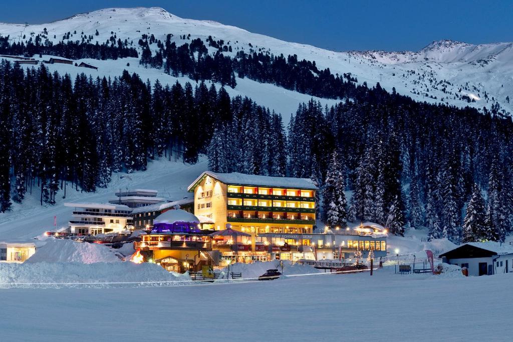 Das Berghotel Hochfügen liegt im Skigebiet Hochfügen im Zillertal, direkt neben den Skipisten. Freuen Sie sich auf einen Innenpool und einen Balkon in jedem Zimmer. Das Berghotel verfügt über ein Restaurant mit typischer Tiroler und internationaler Küche, eine Après-Ski-Bar und eine Abendbar. Freuen Sie sich auf Bowling, Billard und Darts.