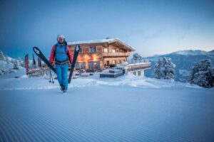Ein Urlaub in Tirol, Österreich, bietet eine Fülle von Aktivitäten und Sehenswürdigkeiten für Naturliebhaber, Abenteurer, Kulturfans und Erholungssuchende gleichermaßen. Hier sind einige Highlights und Empfehlungen für einen unvergesslichen Urlaub in Tirol: