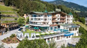 Ein Urlaub in Tirol, Österreich, bietet eine Fülle von Aktivitäten und Sehenswürdigkeiten für Naturliebhaber, Abenteurer, Kulturfans und Erholungssuchende gleichermaßen. Hier sind einige Highlights und Empfehlungen für einen unvergesslichen Urlaub in Tirol: