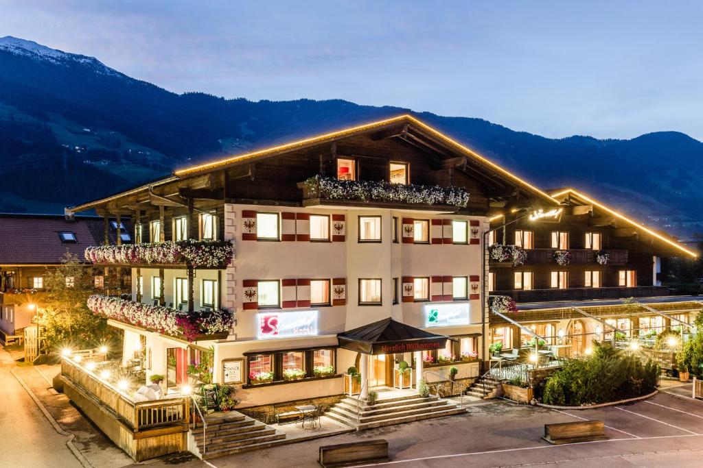 Der Standlhof liegt mitten im Zentrum von Uderns im Zillertal, 5 Fahrminuten von den Skigebieten Hochzillertal, Hochfügen und Spieljoch entfernt. Das Restaurant im Hotel Standlhof serviert österreichische Küche und Tiroler Spezialitäten.