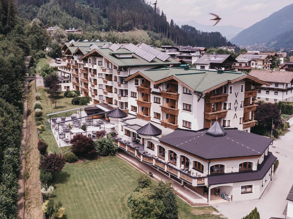 Das VAYA Zillertal in Aschau im Zillertal bietet Ihnen Zimmer im typisch rustikalem Stil. Im Haus gibt es ein Restaurant, eine Bar sowie einen Wellnessbereich mit einem Innenpool. Gratis Internet sind in der Unterkunft verfügbar.