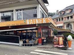 Das Café Rainer´s in Fügen im Zillertal ist seit Jahren ein bekannter Treffpunkt für Einheimische und Gäste jeden Alters.