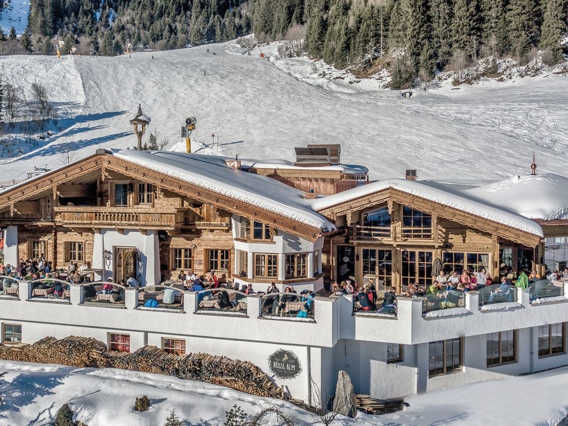 Die Rössl Alm in Gerlos im Zillertal * 1 Die Rössl Alm in Gerlos ist nicht nur als Hochzeitslocation mit einem wundervollen Ausblick auf die Gerloser Berge bekannt und beliebt. Das urige Lokal bietet so viele liebevolle Details bei der Einrichtung, das man einige Zeit braucht, um alles zu entdecken.