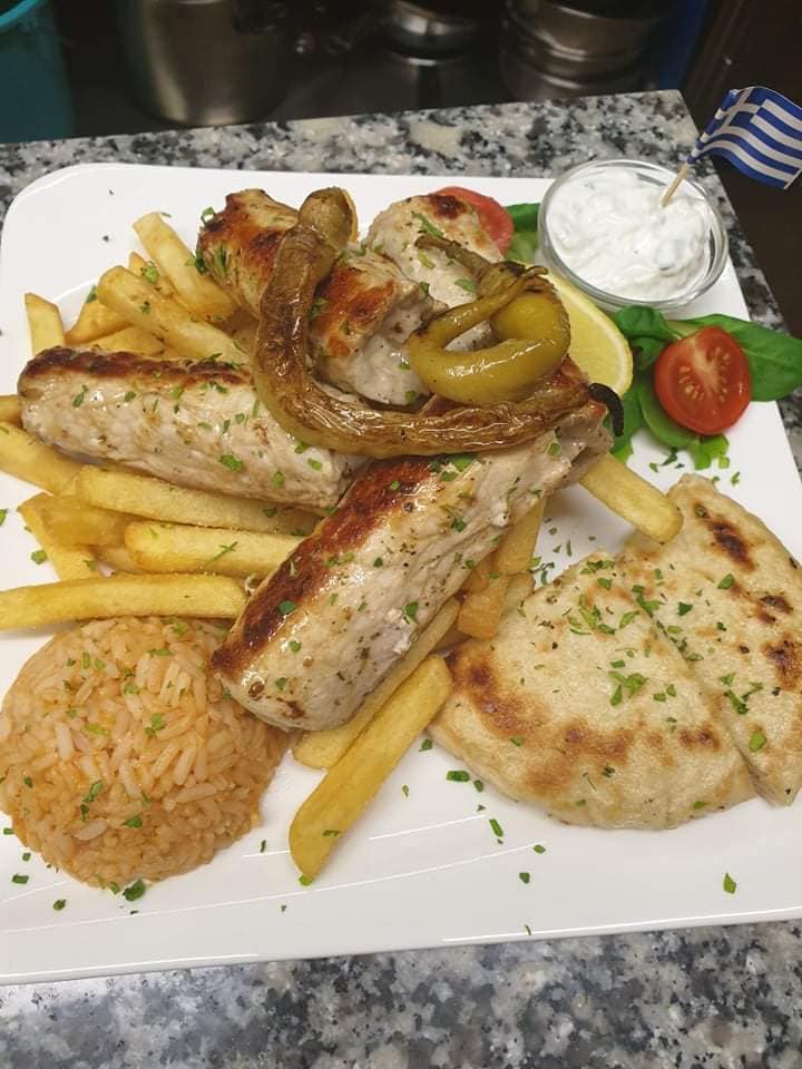 Die Taverne Hellas in Hainzenberg ist DER Geheimtipp für Griechische Küche im Zillertal. Neben fantastischem Gyros vom Spieß, gibt es Schweinekoteletts, Bifteki, Souvlaki, Fisch und Meeresfrüchte, wie gegrillte Calamari.