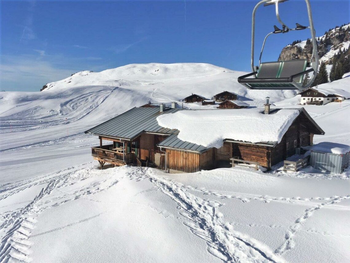 Hütte mitten im Skigebiet Kitzbühel 1 Urlaub in einer Selbstversorger Hütte inmitten des Skigebietes in Kitzbühel. Für zirka 1700 Euro können bis zu 6 Personen eine Woche einen tollen Urlaub machen. Selten gab es so ein Angebot.